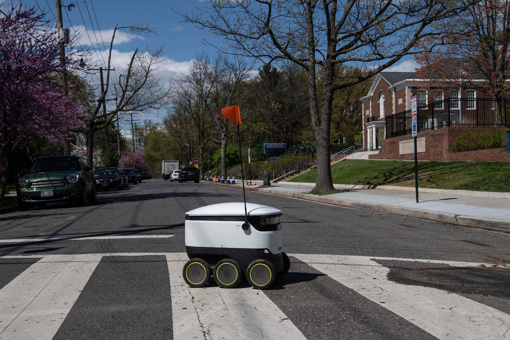 Toko kelontong Broad Branch Market di lingkungan Chevy Chase Washington, DC, beralih ke teknologi untuk mengirimkan pasokan makanan ke pelanggan mereka di tengah pandemi virus korona (covid-19).