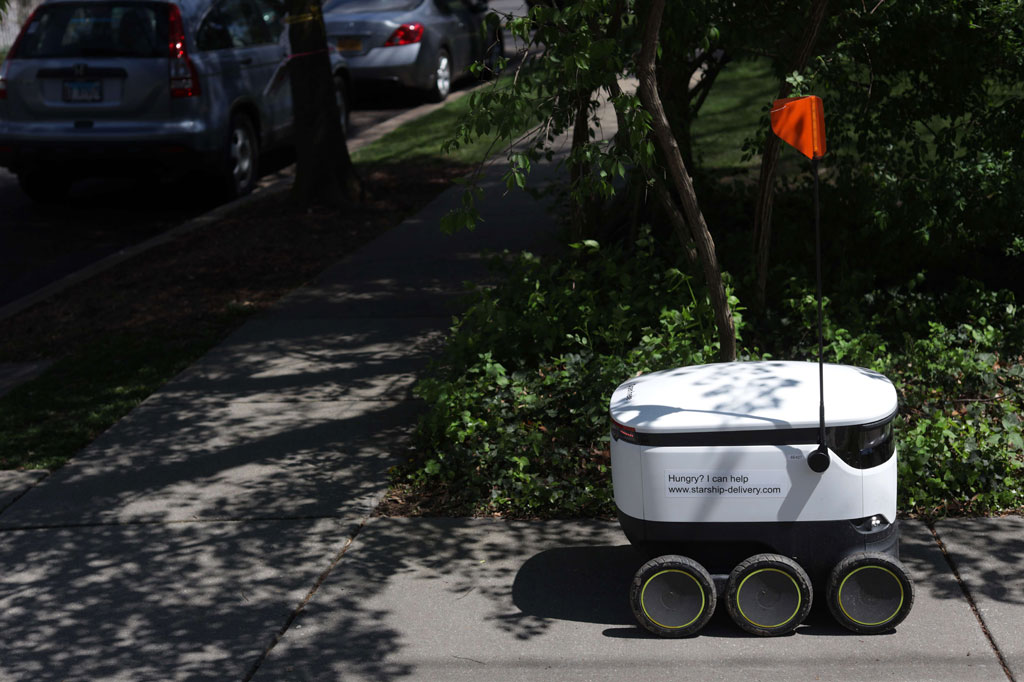 Toko tersebut telah 'mempekerjakan' robot otonom kurang lebih dua minggu yang lalu dan membuat pengiriman 10-15 kali sehari ke pelanggan mereka dalam area terbatas di lingkungan tersebut.