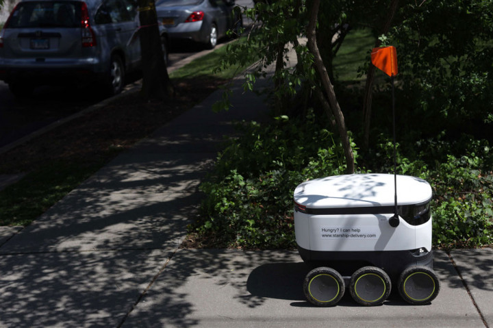 Toko tersebut telah 'mempekerjakan' robot otonom kurang lebih dua minggu yang lalu dan membuat pengiriman 10-15 kali sehari ke pelanggan mereka dalam area terbatas di lingkungan tersebut.