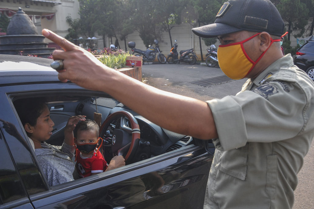 Petugas menunjukkan kendaraan yang diamankan