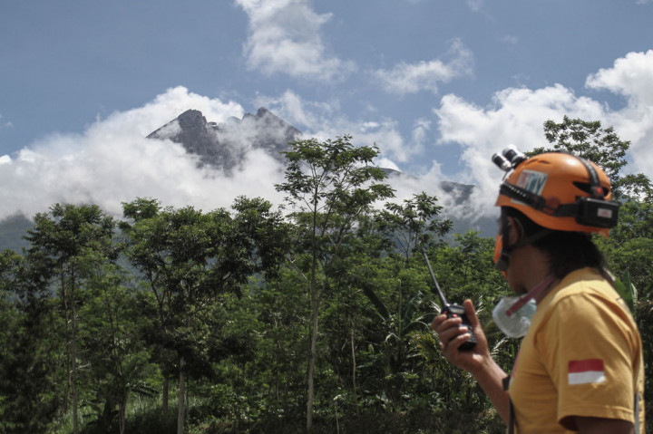 Badan Penanggulangan Bencana Daerah (BPBD) Kabupaten Sleman, Daerah Istimewa Yogyakarta mewaspadai potensi ancaman bahaya Gunung Merapi berupa luncuran awan panas dari runtuhnya kubah lava dan jatuhan material vulkanik dari letusan eksplosif, karena semakin seringnya erupsi Gunung Merapi dalam beberapa waktu terakhir.