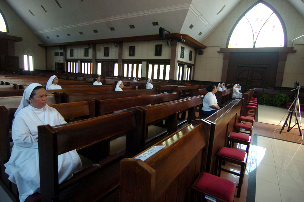 Sejumlah biarawati mengikuti ibadah Jumat Agung di Gereja Katolik Hati Kudus Yesus, Tegal, Jawa Tengah, Jumat, 10 April 2020. Ibadah Jumat Agung dalam jaringan tersebut disiarkan melalui siaran langsung Instagram yang dipimpin Romo Paroki Agustinus Dwiyantoro agar umat Katolik bisa beribadah di rumah masing-masing guna mencegah penyebaran covid-19. ANTARA FOTO/Oky Lukmansyah