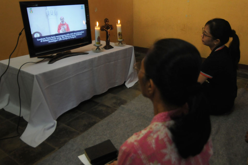 Umat Katolik mengikuti perayaan Jumat Agung secara daring yang dipimpin oleh Uskup Agung Semarang Mgr Robertus Rubiyatmoko dari rumahnya di Sawit, Boyolali, Jawa Tengah. ANTARA FOTO/Aloysius Jarot Nugroho