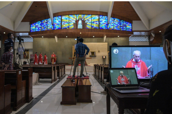Romo Sebastianus Ndona memimpin misa Jumat Agung secara daring di Gereja Santo Arnoldus Janssen, Kota Bekasi, Jawa Barat. ANTARA FOTO/Paramayuda