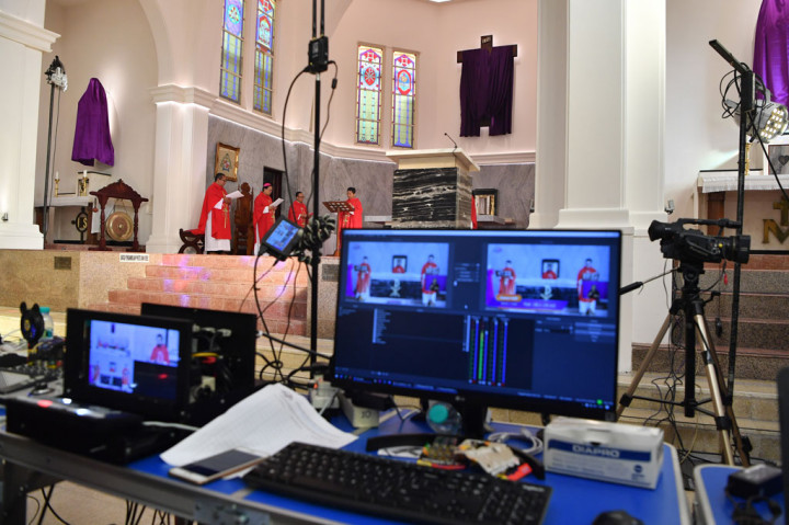 Suasana Ibadah Jumat Agung yang disiarkan secara langsung di Gereja Katedral Surabaya, Jawa Timur. ANTARA FOTO/Zabur Karuru
