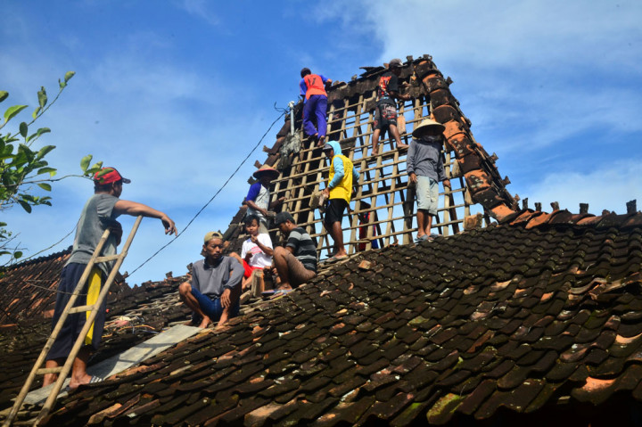 Menurut warga, angin puting beliung yang menerjang pada Jumat, 10 April 2020 petang tersebut mengakibatkan puluhan rumah rusak sedang dan ringan.