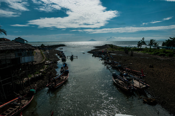 Kepala Pos Pemantauan Gunung Anak Krakatau (GAK) di Desa Hargo Pancuran Kabupaten Lampung Selatan, Andi Suardi mengatakan, Gunung Anak Krakatau pada Sabtu pagi mengalami delapan kali erupsi dan lontaran debu material vulkanik diperkirakan mencapai 2.000 meter. Sementara pada Jumat malam, pukul 22.35 WIB, Gunung Anak Krakatau erupsi dengan menyemburkan abu vulkanik sekitar 657 meter di atas permukaan laut.