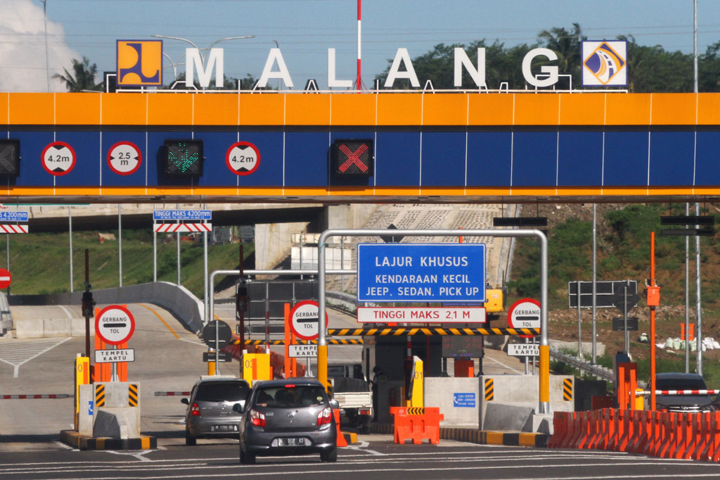 Pengendara mobil melintas di pintu keluar Tol Malang-Pandaan Seksi V yang baru dioperasionalkan di Madyopuro, Malang, Jawa Timur, Sabtu, 11 April 2020.