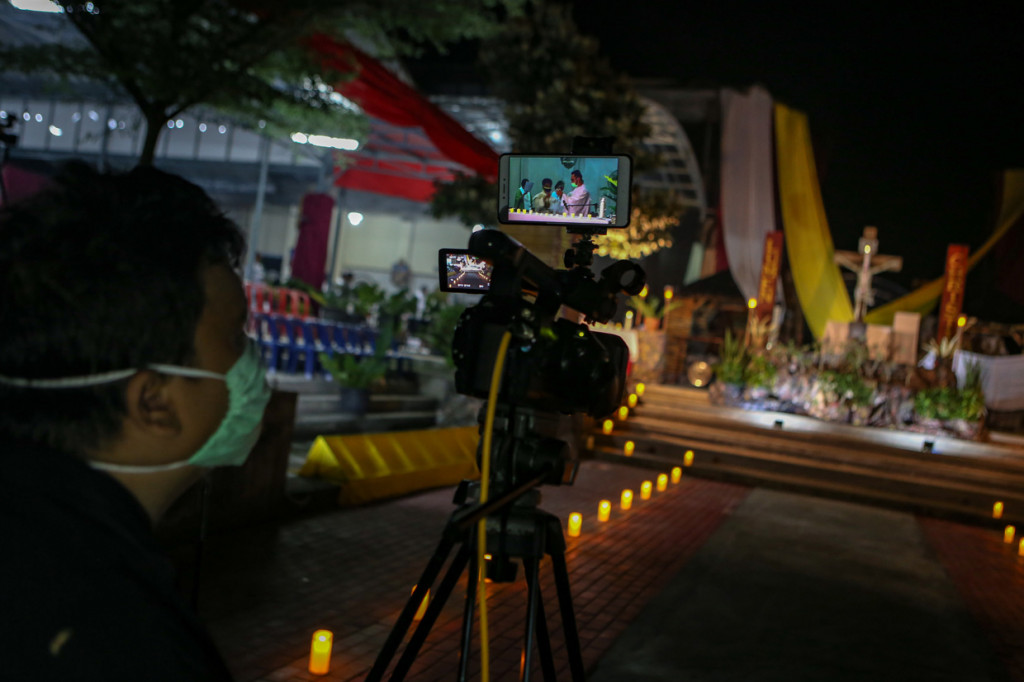 Ibadah malam Paskah ditayangkan daring di Gereja St. Gregorius Agung, Kuta Jaya, Tangerang, Banten. ANTARA Foto/Fauzan
