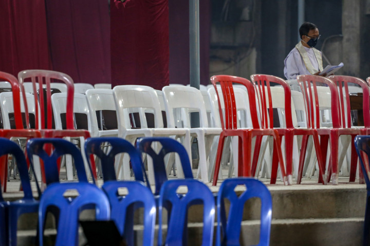 Suasana ibadah malam paskah di Gereja St. Gregorius Agung, Kuta Jaya, Tangerang, Banten. ANTARA Foto/Fauzan