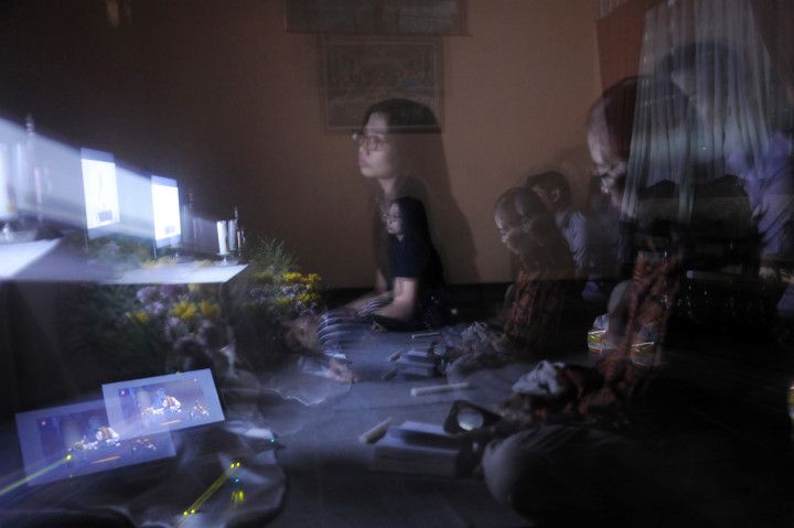 Umat Katolik masih tetap melaksanakan perayaan Vigili Paskah atau Malam Paskah untuk menyambut kebangkitan Yesus Kristus, meskipun dilakukan di rumah sebagai cara memutus mata rantai penyebaran Covid-19. ANTARA Foto/Aloysius Jarot Nugroho
