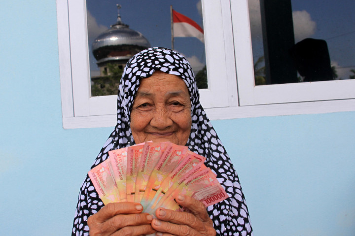 Pemerintah Kabupaten Aceh Barat melalui Badan Baitul Mal menyalurkan Rp8.582.250.000 kepada 13.519 orang yang terdiri dari fakir, miskin, fakir ozor dan amil yang tersebar di 12 Kecamatan di Kabupaten setempat.