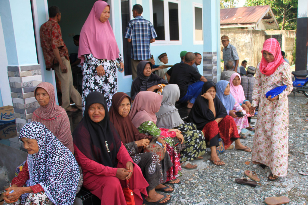 
Aceh Barat: Sejumlah warga mengantre untuk pengambilan Zakat Infak dan Shadakah (ZIS) di Aula Kantor Desa Cot Seulamat, Kecamatan Samatiga, Aceh Barat, Aceh.