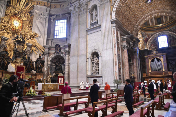 Ditengah pandemi korona yang saat ini telah menelan lebih dari 100 ribu korban jiwa di seluruh dunia, satu-satunya audiens Paus di lapangan St. Peter di Vatikan tersebut hanyalah kamera.