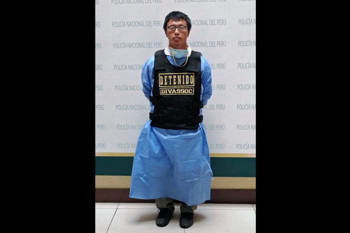 Zhang memakai masker dan pakaian medis warna biru muda saat ditangkap oleh kepolisian pada Minggu, 12 April 2020, waktu setempat. Dua wanita setempat diketahui membayar Zhang untuk melakukan rapid test di rumah, tanpa izin Kementerian Kesehatan.