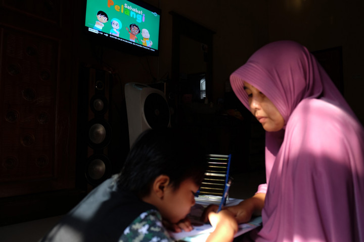 Kementerian Pendidikan dan Kebudayaan bekerja sama dengan lembaga penyiaran publik TVRI sejak Senin, 13 April 2020, hingga tiga bulan ke depan menyiarkan program belajar bagi siswa mulai dari tingkat pendidikan anak usia dini (PAUD) hingga SMA guna membantu para siswa belajar di rumah selama wabah Covid-19.