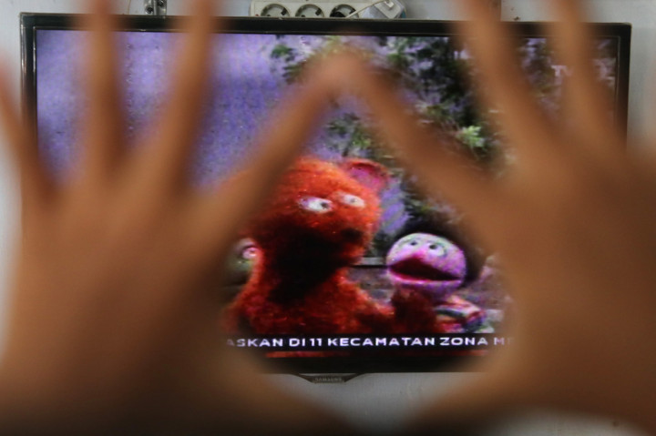 Seorang anak menonton televisi siaran perdana 'Belajar dari Rumah' tingkat PAUD yang diselenggarakan Kementerian Pendidikan dan Kebudayaan (Kemendikbud) di Kota Kediri, Jawa Timur.