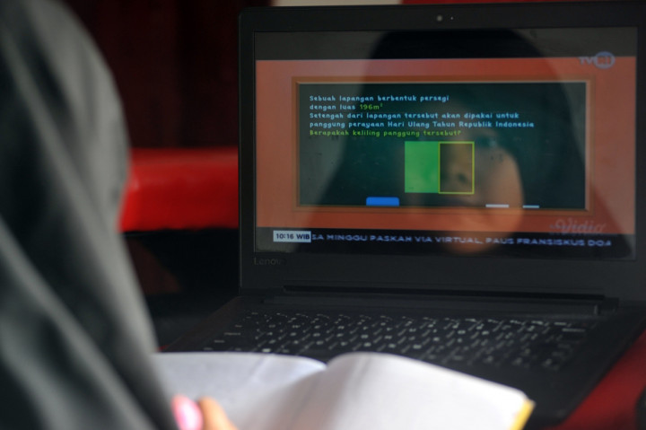 Seorang murid sekolah dasar (SD) belajar melalui siaran streaming TVRI di rumahnya, di Padang, Sumatera Barat.