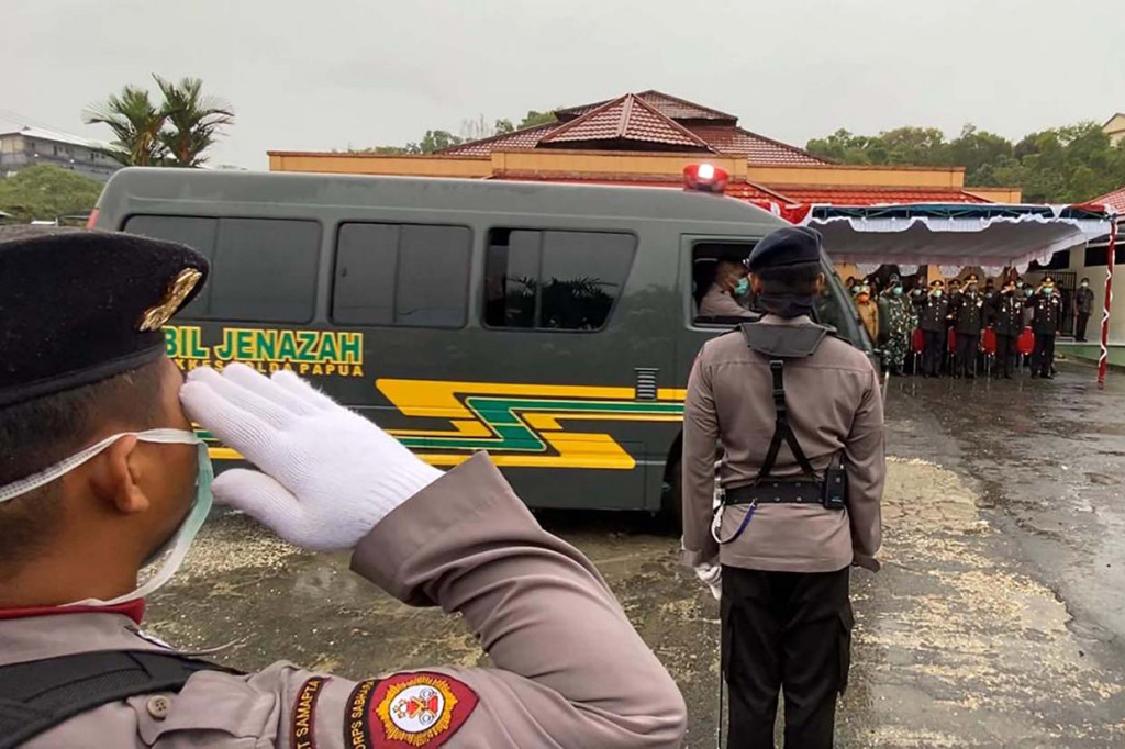 Sebanyak tiga jenazah anggota polisi yang tewas ditembak dalam pertikaian antara oknum anggota TNI dan Polri di Kabupaten Mamberamo, Senin, 14 April 2020 pagi, diberangkatkan dari Jayapura menuju Kabupaten Merauke dan kabupaten Mappi, Papua untuk dimakamkan di kampung halamanya masing-masing.