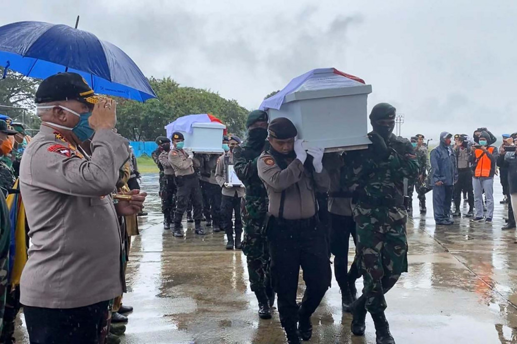 Upacara pelepasan jenazah dipimpin Kapolda Papua Irjen Pol. Paulus Waterpauw didampingi Pangdam XVII/Cenderawasih Mayjen TNI Herman Asaribab, di Rumah Sakit Bhayangkara Polda Papua di Jayapura. 