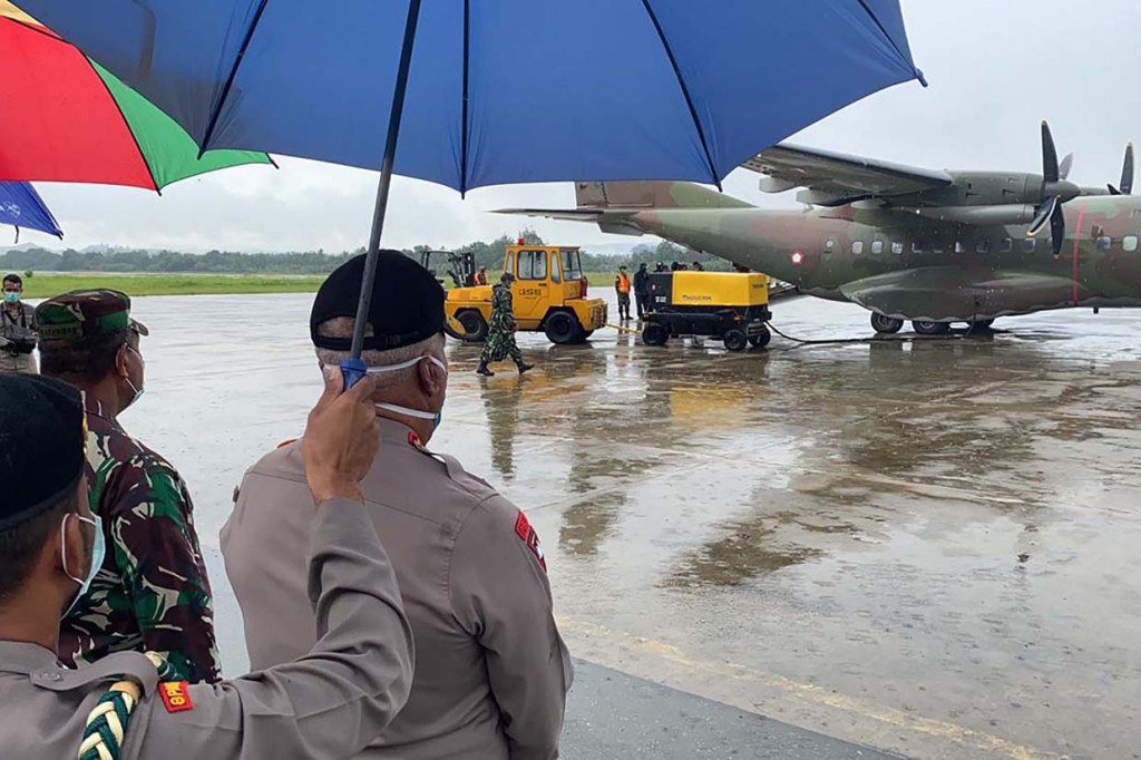 Ketiga jenazah tersebut dibawa dengan iring-iringan menuju ke Lanud Silas Papare, Kabupaten Jayapura.