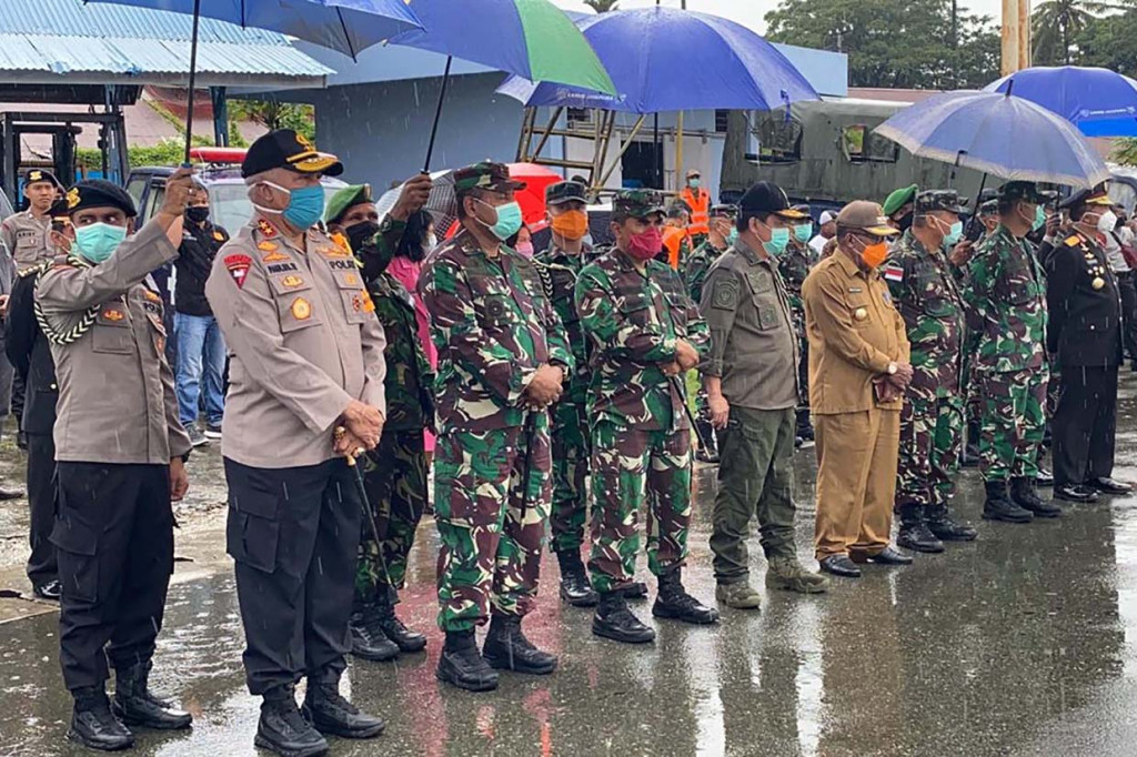 Turut hadir dalam upacara pelepasan jenazah Wakapolda Papua Brigjen Pol Yakobus Marjuki, Bupati Mamberamo Raya Dorinus Dasinapa.