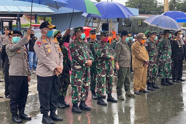 Turut hadir dalam upacara pelepasan jenazah Wakapolda Papua Brigjen Pol Yakobus Marjuki, Bupati Mamberamo Raya Dorinus Dasinapa.