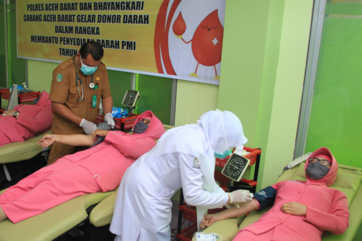 Jajaran kepolisian dan bhayakari Polres Aceh Barat melakukan aksi donor darah sebagai upaya untuk menambah stok darah PMI Kabupaten Aceh Barat yang menipis akibat merebaknya wabah Covid-19. 