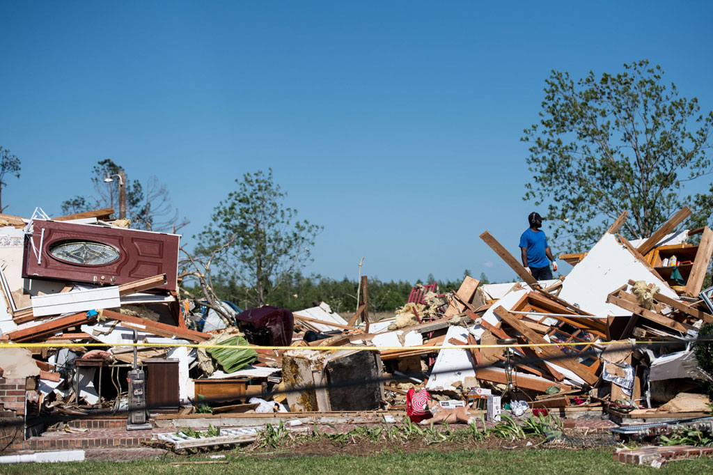 Seorang pria melihat rumahnya yang telah menjadi puing-puing akibat diterjang tornado di Nixville, Carolina Selatan, Senin, 13 April 2020 waktu setempat.