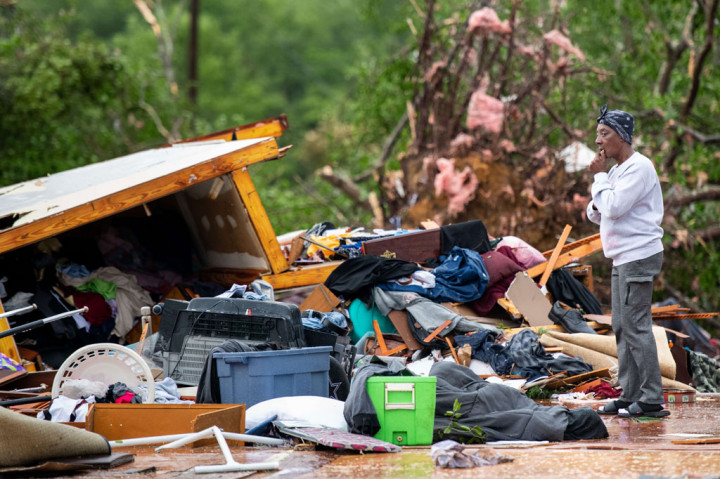 Terjangan tornado juga mengakibatkan ratusan rumah porak-poranda, aliran listrik terputus, serta menumbangkan pepohonan. Pesawat yang diparkir di bandara regional di Monroe, Louisiana juga bertumpuk satu sama lainnya.