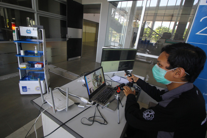 Tim peneliti mengendalikan Robot Medical Assistant ITS-UNAIR (RAISA) saat diuji coba di Gedung Pusat Robotika Institut Teknologi Sepuluh Nopember (ITS), Surabaya, Jawa Timur.