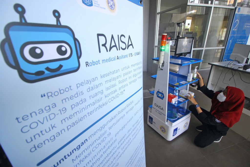 Robot RAISA yang dibuat dari hasil kerja sama ITS dan Rumah Sakit Universitas Airlangga (RSUA) tersebut guna membantu tenaga kesehatan (nakes) dalam melakukan pelayanan sekaligus mengurangi interaksi langsung dengan pasien Covid-19. 