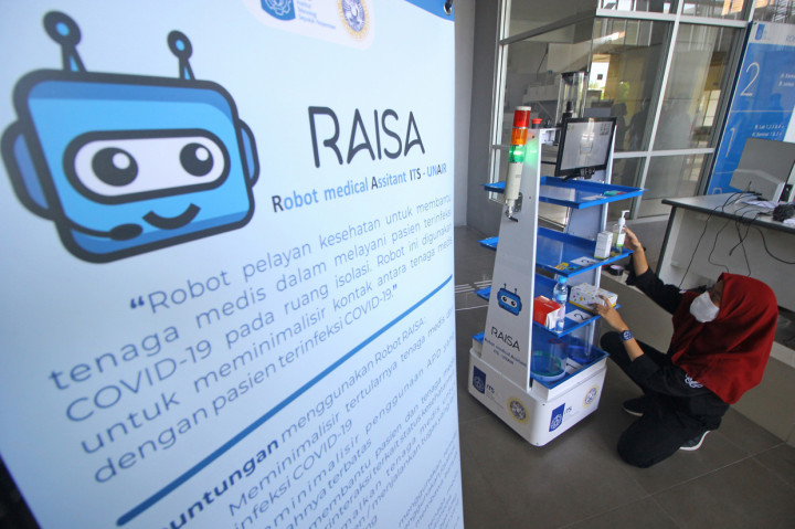 Robot RAISA yang dibuat dari hasil kerja sama ITS dan Rumah Sakit Universitas Airlangga (RSUA) tersebut guna membantu tenaga kesehatan (nakes) dalam melakukan pelayanan sekaligus mengurangi interaksi langsung dengan pasien Covid-19. 