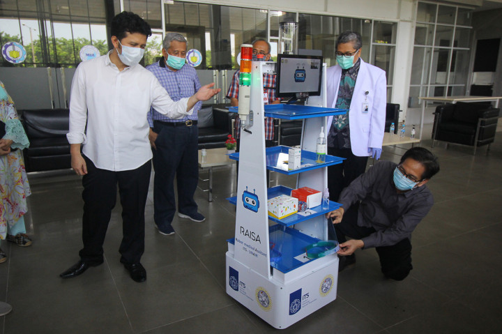 Wakil Gubernur Jawa Timur Emil Elestianto Dardak (kiri), Rektor Institut Teknologi Sepuluh Nopember (ITS) Mochamad Ashari (kanan) dan Ketua Dewan Pers Muhammad Nuh (kedua kiri) melihat inovasi Robot Medical Assistant ITS-UNAIR (RAISA) saat diuji coba di Gedung Pusat Robotika ITS, Surabaya, Jawa Timur.