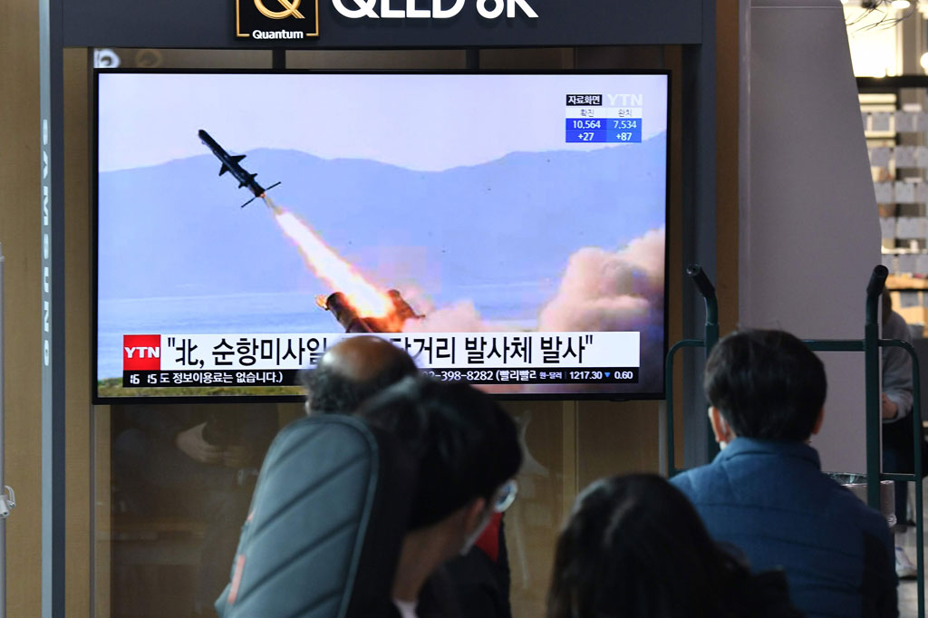 Warga Korea Selatan menonton siaran berita televisi yang memperlihatkan rekaman uji coba rudal Korea Utara, di stasiun kereta api di Seoul, Selasa, 14 April 2020.