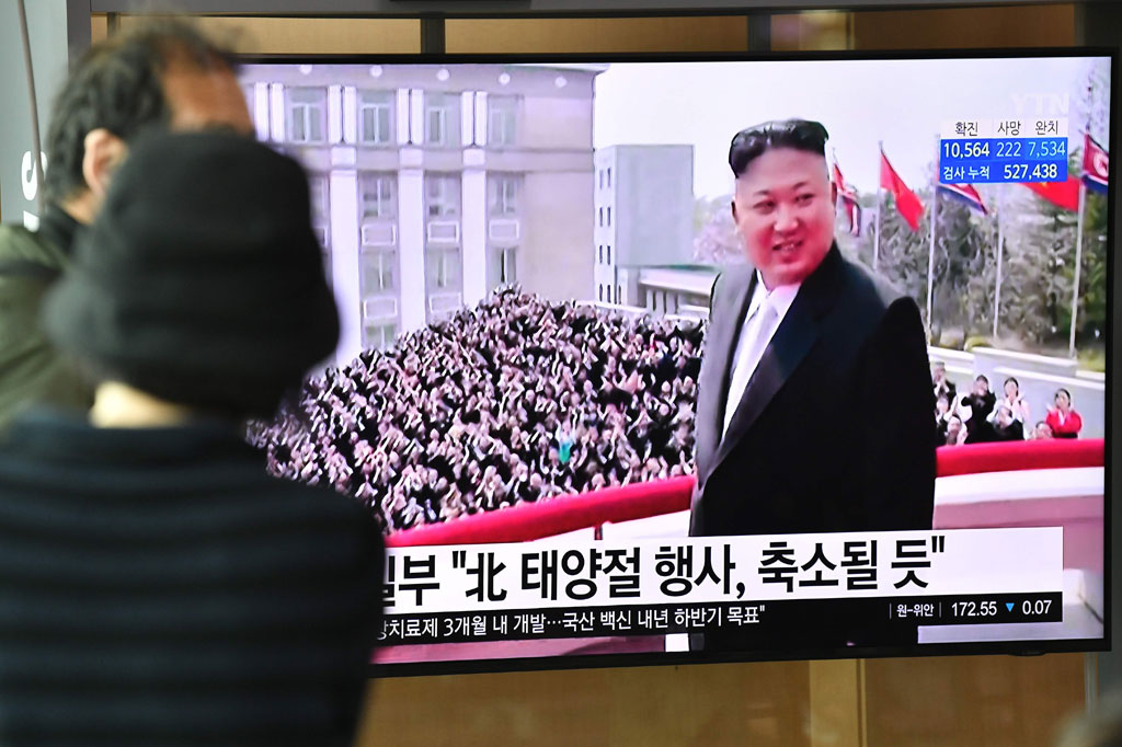 Korut menggelar latihan militer selama beberapa pekan, termasuk sejumlah peluncuran rudal balistik jarak dekat. Pada Minggu media pemerintah Korut melaporkan bahwa pemimpin Kim Jong Un mengunjungi pangkalan udara dan menyaksikan latihan pesawat tempur negara tersebut. 