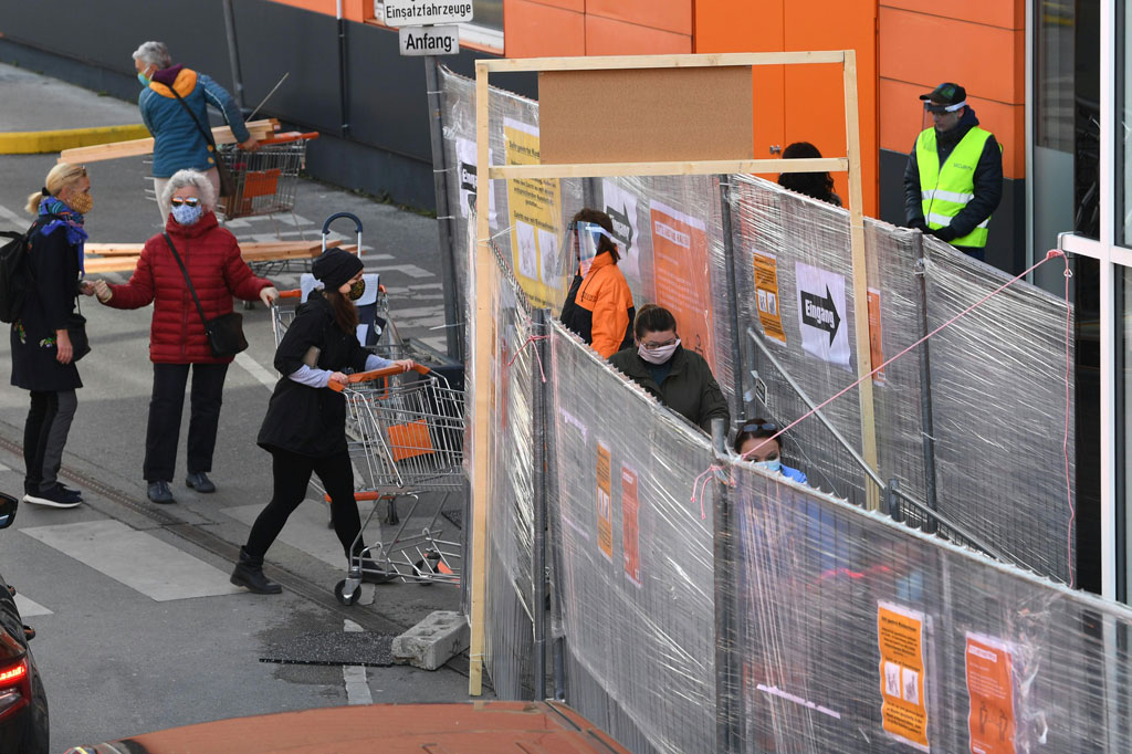 Austria bertindak segera di awal wabah dengan menutup sekolah, bar, bioskop, restoran, toko tidak penting dan tempat berkumpul lainnya sekitar empat minggu lalu. Negara itu telah memberitahu masyarakat untuk tinggal di rumah dan bekerja dari rumah jika memungkinkan.