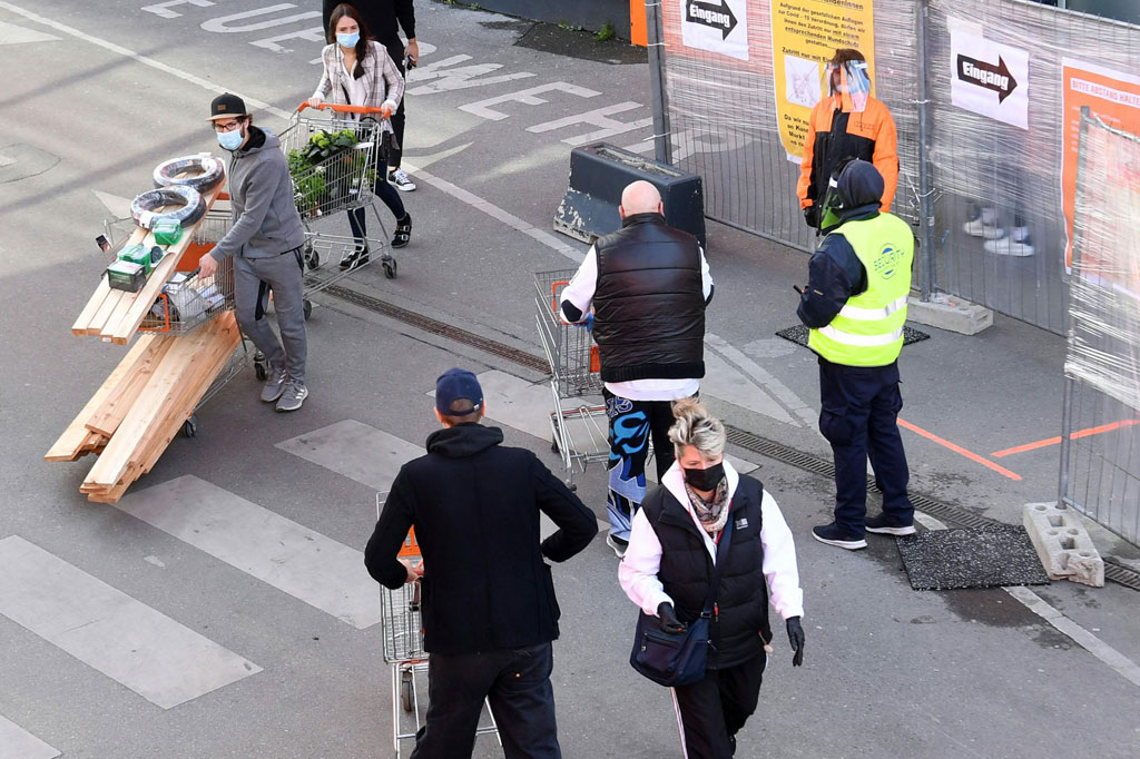 Sejauh ini, kebijakan itu relatif berlangsung baik, setelah melaporkan total 368 kematian, lebih sedikit daripada beberapa negara Eropa yang lebih besar yang setiap hari melaporkan ratusan kematian. Peningkatan harian dalam kasus yang dikonfirmasi di Austria ada dalam digit tunggal rendah dalam hal persentase dan rawat inap telah stabil.
