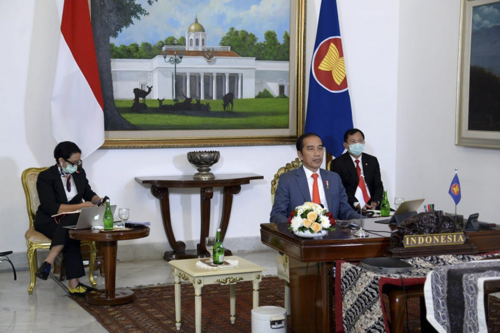 Presiden Joko Widodo (tengah) didampingi Menteri Luar Negeri Retno Marsudi (kiri) dan Menteri Kesehatan Terawan Agus Putranto (kanan) mengikuti KTT ASEAN Plus Three secara virtual dari Istana Bogor, Jawa Barat.