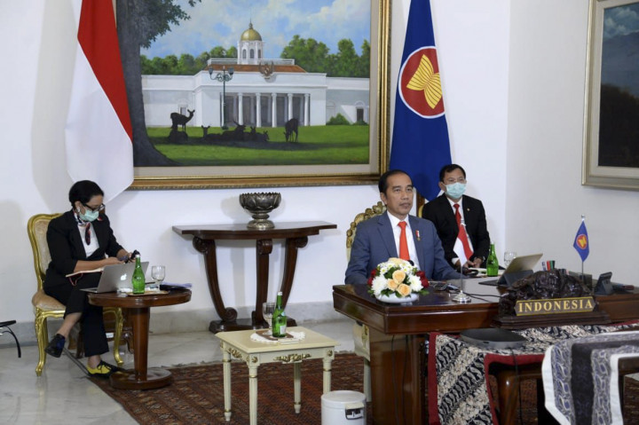Presiden Joko Widodo (tengah) didampingi Menteri Luar Negeri Retno Marsudi (kiri) dan Menteri Kesehatan Terawan Agus Putranto (kanan) mengikuti KTT ASEAN Plus Three secara virtual dari Istana Bogor, Jawa Barat.