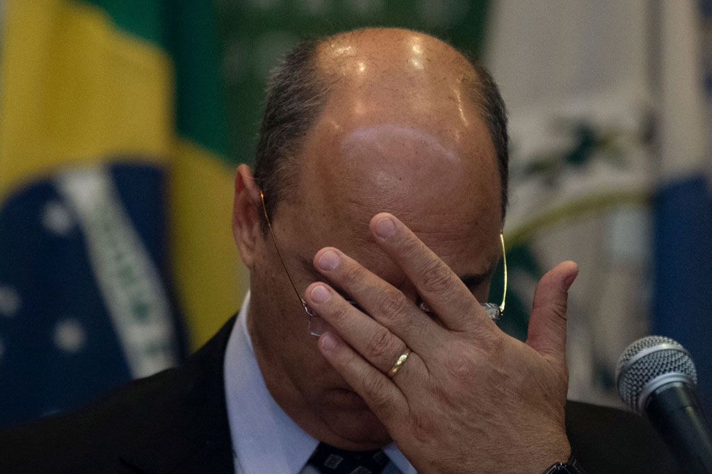 Gubernur Rio de Janeiro Wilson Witzel, mengatakan ia telah dites positif terkena covid-19. Dalam sebuah video yang diposting di Twitter, Witzel mengatakan dia mulai merasa kurang sehat pada hari Jumat, 10 April 2020 dengan demam, sakit tenggorokan, dan sesak nafas, gejala utama virus.