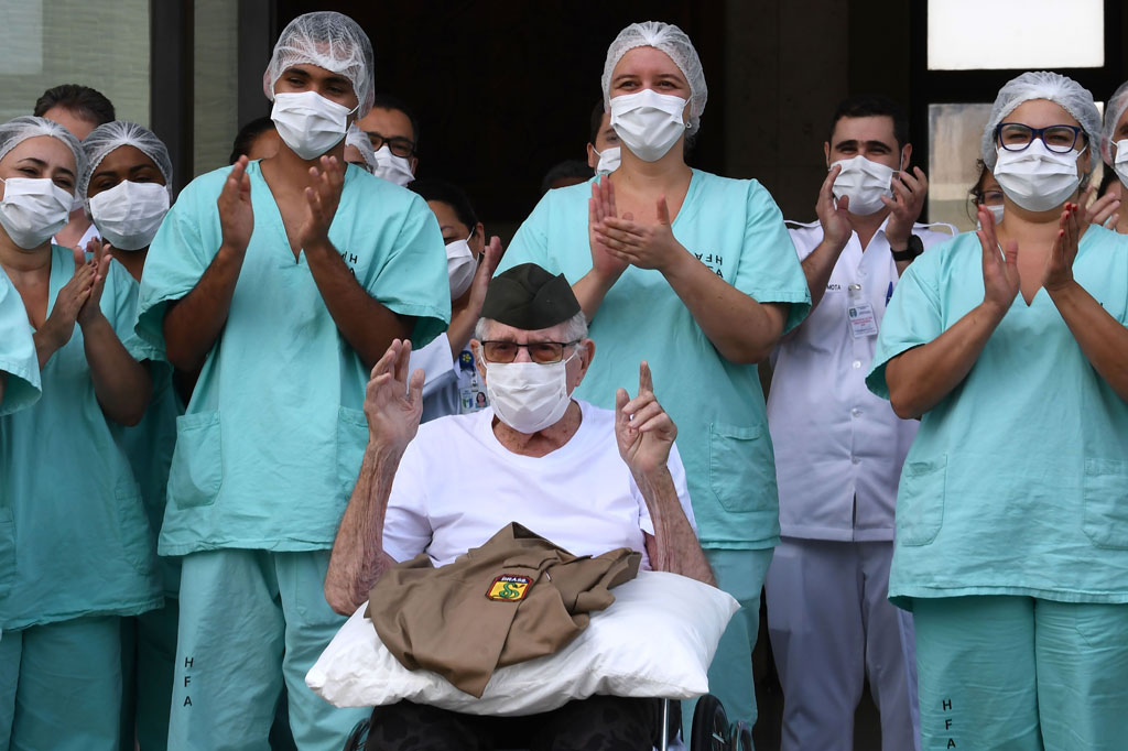 Mengenakan baret hijau-tentara, Piveta, 99, mengangkat tangannya ke udara ketika meninggalkan rumah sakit setelah delapan hari sebagai menjalani perawatan.