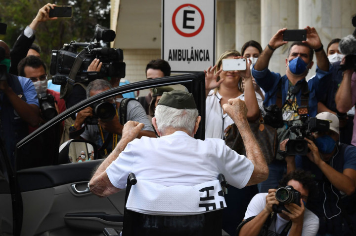 Dia kemudian kembali ke Brasil dengan resimennya untuk mempertahankan negara dari invasi Axis yang tidak sebelumnya belum pernah terjadi.