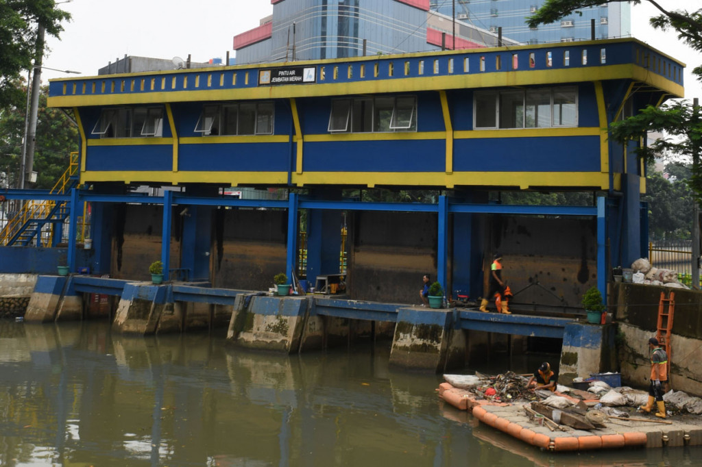 Menurut Dinas Sumber Daya Air DKI Jakarta sebanyak empat pintu air di Jakarta yang dilalui aliran Sungai Ciliwung berstatus siaga antara lain Pintu Air Jembatan merah dan Pintu Air Flushing Ancol berstatus siaga empat atau normal, serta Pintu Air Marina Ancol dan Pintu Air Pasar Ikan berstatus siaga dua atau normal akibat curah hujan yang tinggi.