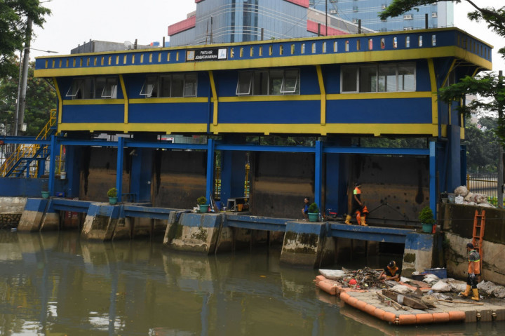 Menurut Dinas Sumber Daya Air DKI Jakarta sebanyak empat pintu air di Jakarta yang dilalui aliran Sungai Ciliwung berstatus siaga antara lain Pintu Air Jembatan merah dan Pintu Air Flushing Ancol berstatus siaga empat atau normal, serta Pintu Air Marina Ancol dan Pintu Air Pasar Ikan berstatus siaga dua atau normal akibat curah hujan yang tinggi.