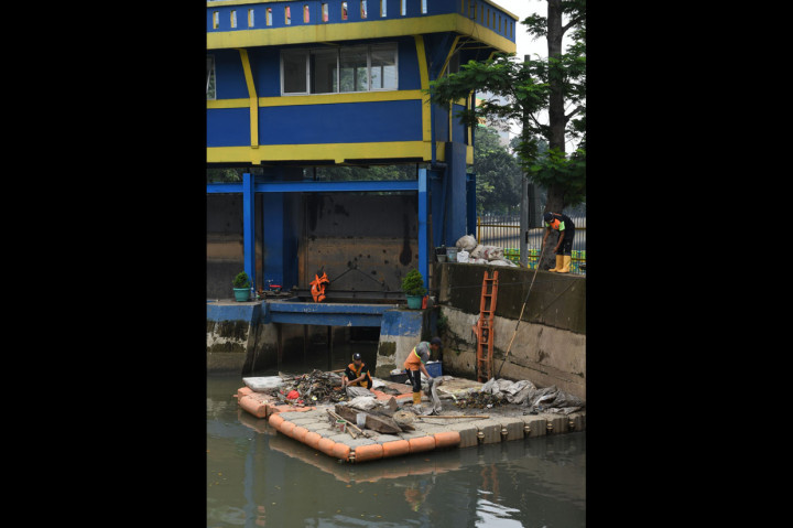 Posko banjir Sumber Daya Air DKI Jakarta memantau sebanyak 21 pintu air dan pompa di seluruh wilayah DKI Jakarta dan Jawa Barat.