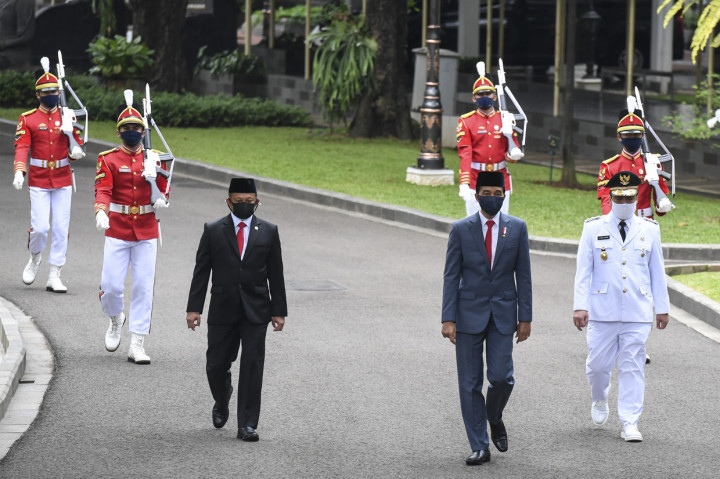 Presiden Joko Widodo (tengah) berjalan bersama Wakil Gubernur DKI Jakarta Ahmad Riza Patria (kanan) dan Mendagri Tito Karnavian (kiri) sebelum pelantikan wakil gubernur DKI Jakarta di Istana Kepresidenan, Jakarta.