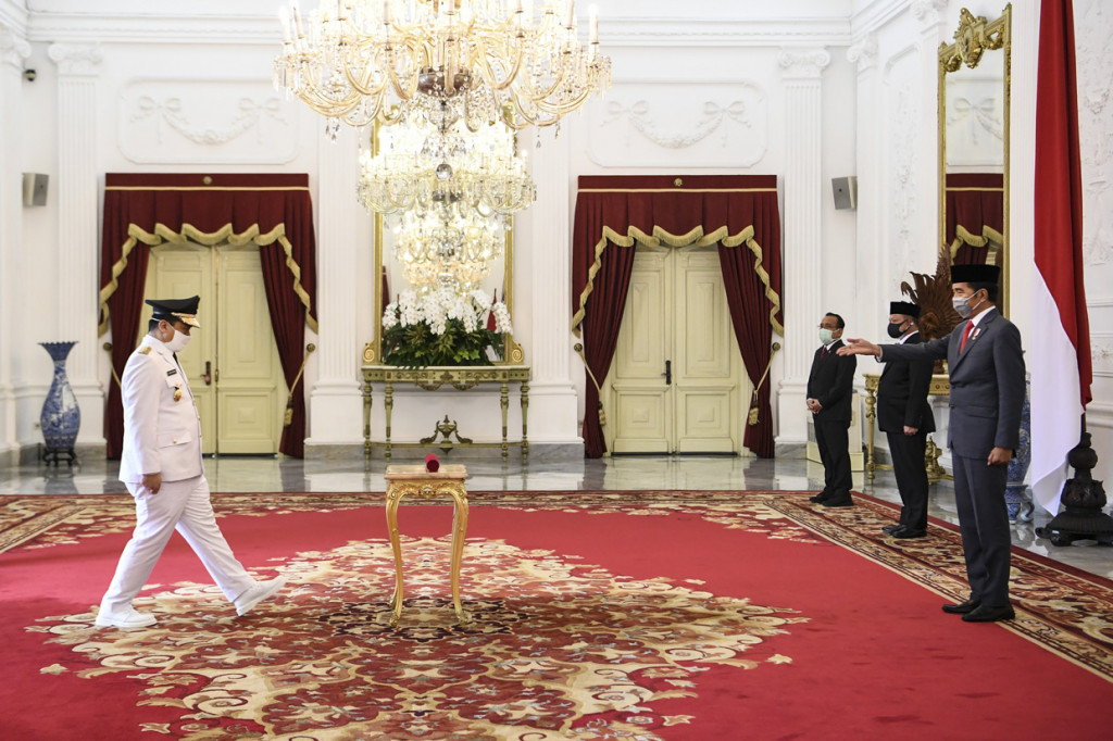 Presiden Joko Widodo (kanan) menyambut kedatangan Wakil Gubernur DKI Jakarta Ahmad Riza Patria di Istana Merdeka untuk dilantik di Jakarta.