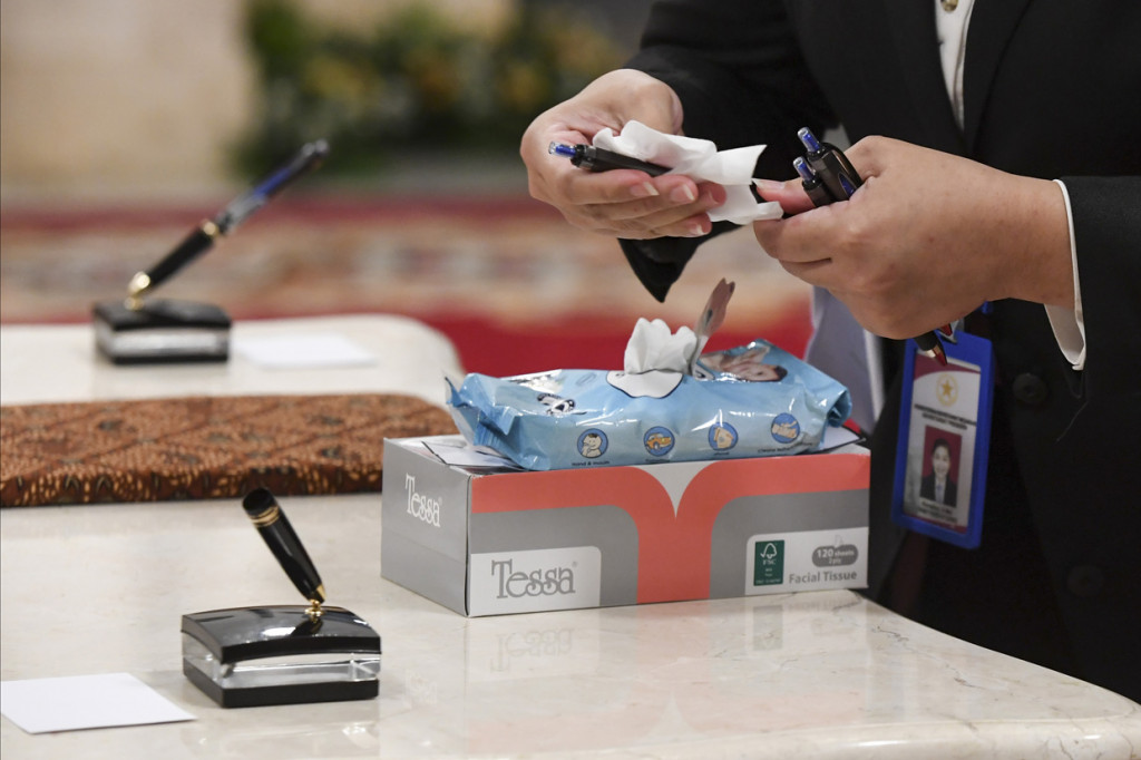 Petugas membersihkan pena seusai pelantikan Wakil Gubernur DKI Jakarta Ahmad Riza Patria di Istana Negara, Jakarta.
