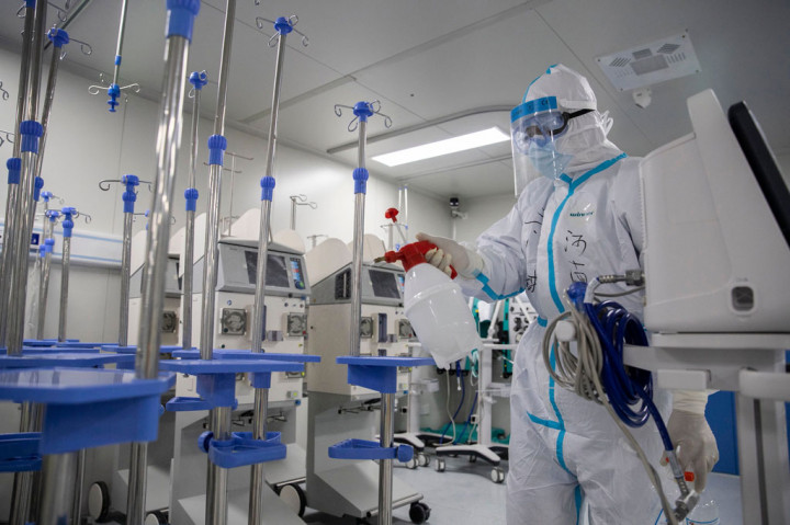 Staf rumah sakit menyemprotkan disinfektan pada peralatan medis setelah semua pasien meninggalkan Rumah Sakit Leishenshan di Wuhan di Provinsi Hubei tengah, Tiongkok, Selasa, 14 April 2020.